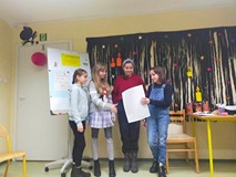 Dzieci prezrentują pracę