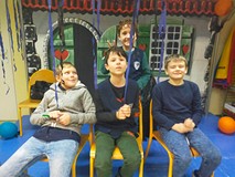 Chłopcy pozują do zdjęcia