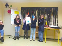 Dzieci prezrentują pracę