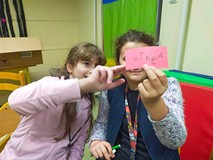 Dziewczynki prezentują kartkę z imieniem wspak