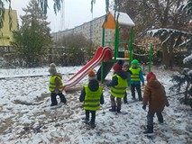 Dzieci bawią się w bibliotecznym ogrodzie