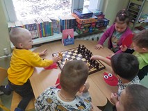 Dzieci grają w szachy