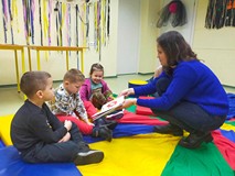 Bibliotekarka czyta dzieciom książkę