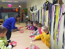 Dzieci wykonują pracę plastyczną