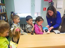 Dziewczynka wypożycza książkę