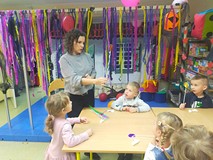 Dzieci wykonują różdżki