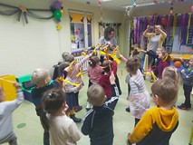 Dzieci czarują bibliotekarkę