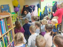 Dzieci czekają na wejscie do sali zabaw