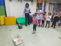 Dzieci w trakcie zabawy