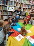 Światowy Dzień Pluszowego Misia z Wikingami z Przedszkola nr 9- Czytamy książkę 