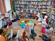 Światowy Dzień Pluszowego Misia z Wikingami z Przedszkola nr 9- dzieci wykonują swojego Misia