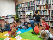 Światowy Dzień Pluszowego Misia z Wikingami z Przedszkola nr 9- Czytamy książkę 