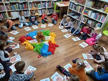 Światowy Dzień Pluszowego Misia z Wikingami z Przedszkola nr 9- dzieci wykonują swojego Misia