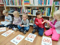 Światowy Dzień Pluszowego Misia z Wikingami z Przedszkola nr 9- dzieci wykonują swojego Misia