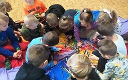 Segregujemy kredki według kolorów