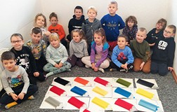 Grupa Pszczółki ze swoimi pracami plastycznymi