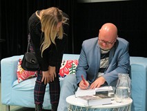 Grzegorz Śliżewski podczas składania autografu.