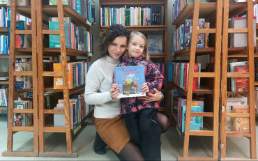 Zdjęcie dziewczynki z bibliotekarką