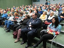 Widok na widownię spotkani, w pierwszym rzędzie (drugi od prawej) Zastępca Prezydenta Koszalina Wojc