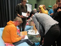 Marek Kamiński rozdający autografy