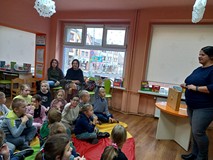 Syrop Maga Abrakabry- uczniowie Sp 4 w bibliotece