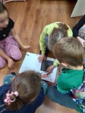 Uczniowie oglądają książki
