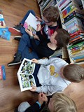 Uczniowie oglądają książki