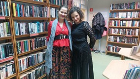 Bibliotekarki w przebraniu wróżek pozują do zdjęcia