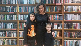 Dzieci pozują z bibliotekarką do zdjęcia