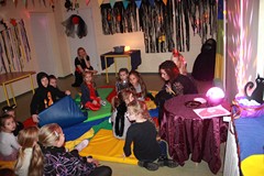 DZieci rozmawiają z bibliotekarką