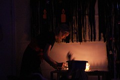 bibliotekarka przygotowuje wosk do wróżb