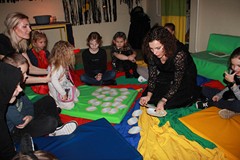 Dzieci w trakcie odgadywania swojej przyszłości