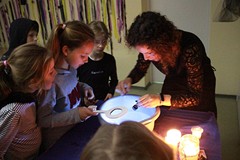 Dzieci leją wosk przez dziurkę od klucza