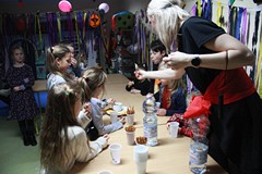 Dzieci w trakcie słodkiego poczęstunku