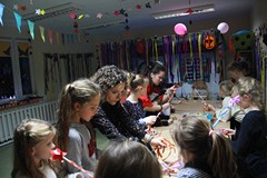 Dzieci w trakcie wykonywania różdżek