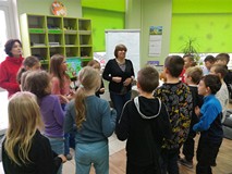 Trzecioklasiści podczas śpiewania misiowej piosenki