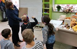 Przedszkolaki podczas rysowania z zasłoniętymi oczami