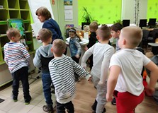 Przedszkolaki podczas śpiewania misiowej piosenki