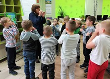 Przedszkolaki podczas śpiewania misiowej piosenki