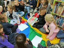 Dzieci odgadują postać z bajki