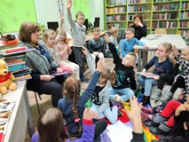 Dzieci odgadują postać z bajki