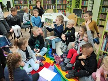 Dzieci odgadują postać z bajki