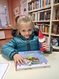 Helenka odbiera swój pakiet i rozpoczyna akcję #MalaKsiazkaWielkiCzlowiek