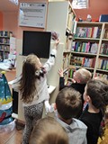 Przedszkolaki z Happy Days szukają zadań poukrywanych w bibliotece przez Mikołaja!