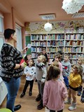 Przedszkolaki z Happy Days znalazły i wykonują zadania poukrywane w bibliotece przez Mikołaja!