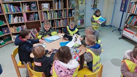 Dzieci oglądają książeczki