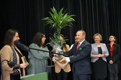 Panie dyrektor bibliotek powiatu koszalińskiego z życzeniami jubileuszowymi i palmą dla p. dyrektora