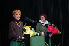 Życzenia składają przedstawicielki bibliotekarstwa szczecińskiego Marta Kurzyńska z biblioteki Muzeu