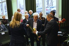 Dyrektor Muzeum w Koszalinie składa życzenia na ręce obojga dyrektorów Koszalińskiej Biblioteki Publ