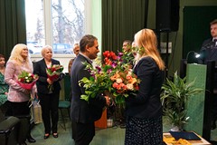 Życzenia od zaprzyjaźnionych instytucji składa dyrektor Filharmonii kwiaty odbiera wicedyrektor Beat